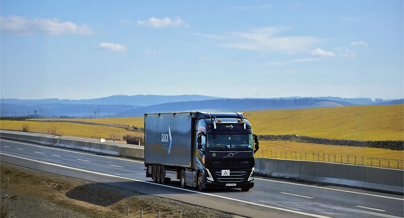 Návesová súprava s pohyblivou podlahou QUICK LOGISTICS na medzinárodnej preprave sypkého tovaru a odpadu